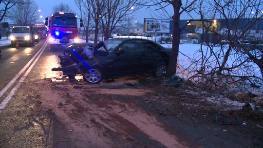 Tarnów. Kierowca BMW uderzył w drzewo. Jedna osoba trafiła do szpitala