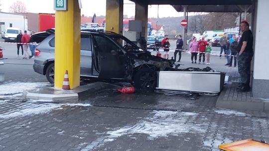 Tarnów. Kierowca bmw wjechał w dystrybutory paliwa. Na stacji benzynowej wybuchł pożar [ZDJĘCIA]