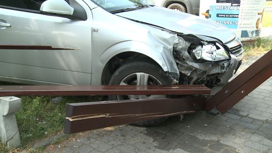 Tarnów. Kierująca oplem wypadła z ronda i zatrzymała się na ławce