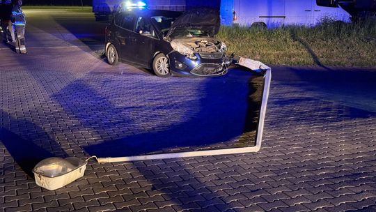 Tarnów. Kierujący fordem uderzył na Westerplatte w latarnie. Kierowca zatrzymany przez policję