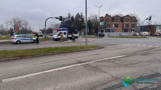 Tarnów. Kierujący hyundaiem przepuścił karetkę i doprowadził do kolizji