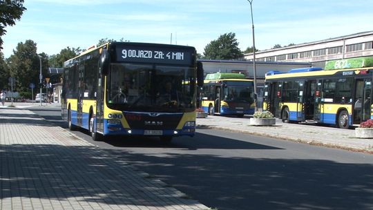 Tarnów. Kontrolują czy pasażerowie komunikacji miejskiej noszą maseczki. Za brak zakrytych ust i nosa grozi mandat 