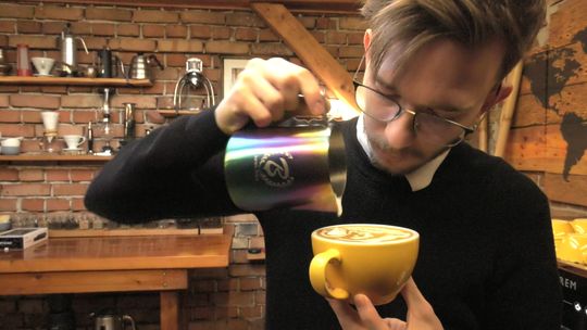 Tarnów ma Mistrza Polski Latte Art. Jest nim młody barista, który tworzy najpiękniejsze wzorki na kawie