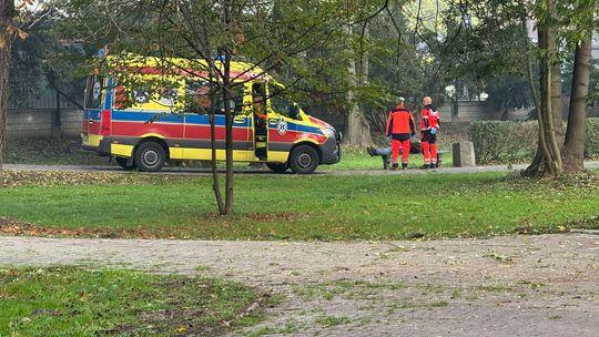 Tarnów. Mężczyzna leżał nieprzytomnie na ławce w parku