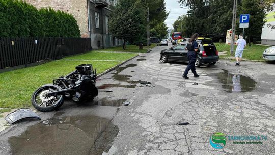 Tarnów. Motocyklista trafił do szpitala po wypadku samochodu z motorem