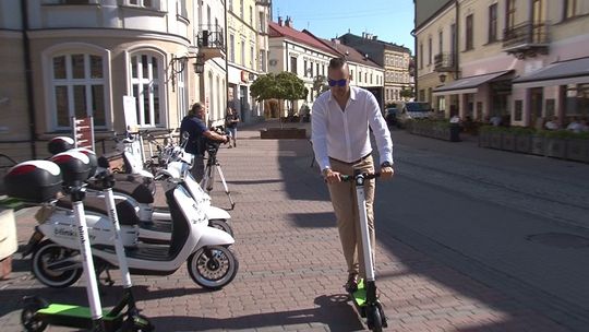 Tarnów. Można już korzystać z elektrycznych skuterów i hulajnóg 