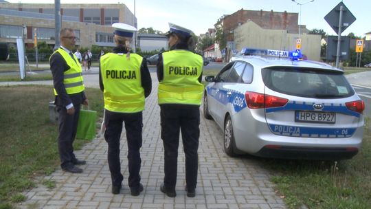 Tarnów. Policja na drogach dba  bezpieczeństwo i prowadzi akcję „Zwalniam przed szkołą”