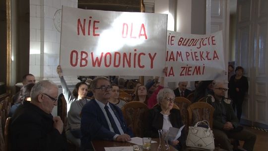 Tarnów. Protest mieszkańców i niespodziewana decyzja radnych podczas sesji Rady Miejskiej