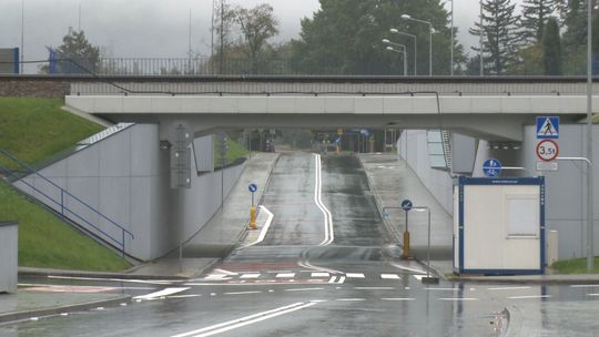 Tarnów. Przejazd pod wiaduktem na al. Tarnowskich z usterkami