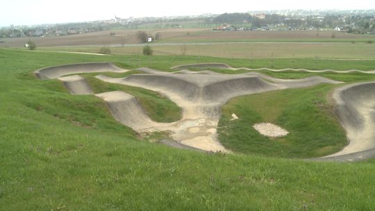 Tarnów: Rowerzyści czekają na naprawę pumptracku na górze św. Marcina