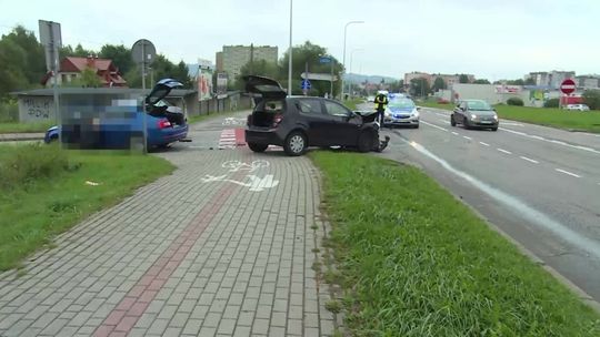 Tarnów. Są osoby poszkodowane po wypadku na Jana Pawła II. Zderzyły się trzy samochody 