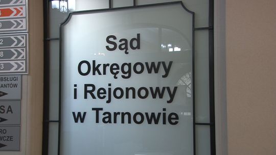 Tarnów. Sąd skazał 45-latka na cztery miesiące bezwzględnego więzienia. Oskarżony pobił kobietę, bo ta na niego zatrąbiła