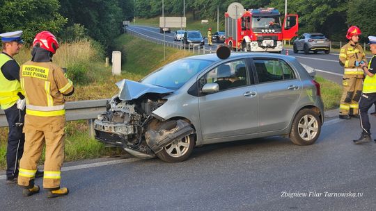 Tarnów. Samochód osobowy uderzył w bariery na ślimaku obwodnicy