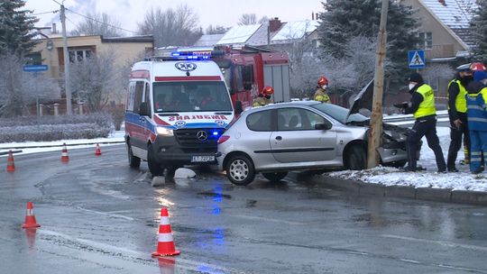 Tarnów. Samochód osobowy wjechał w latarnię