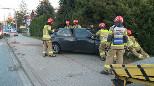 Tarnów. Samochód uderzył w latarnię uliczną