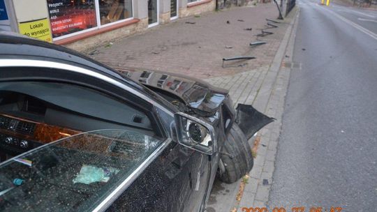 Tarnów. Skasował  11 metalowych słupków i uciekł do domu. Kierowca BMW był pijany