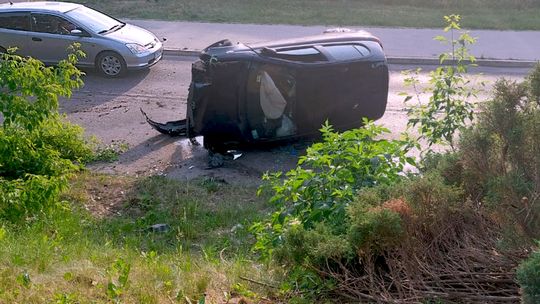 Tarnów. Skosił latarnię i przewrócił samochód. Okazało się, że był pijany