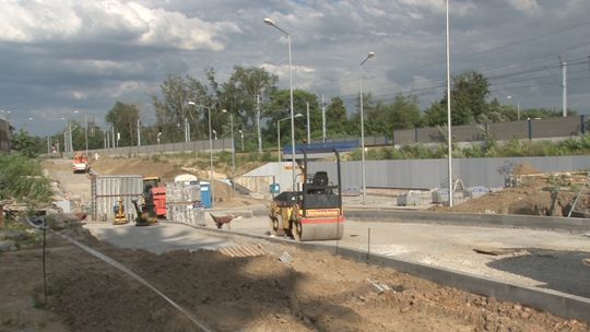 Tarnów. Wiadukt na al. Tarnowskich mimo zapewnień o zakończeniu remontu wciąż jest placem budowy 