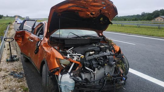 Tarnów. Wpadł w poślizg na autostradzie A4, w trakcie zdarzenia zaginął pies