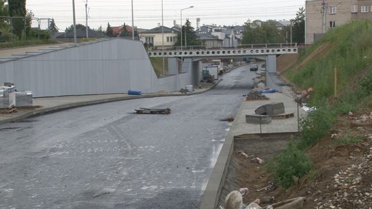 Tarnów. Wyasfaltowano przejazd pod wiaduktem przy al. Tarnowskich. Czy to wyczekiwany koniec remontu?