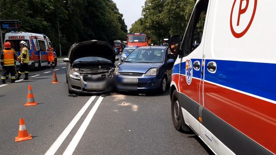 Tarnów. Zderzenie czołowo-boczne dwóch pojazdów osobowych. Jedna osoba trafiła do szpitala