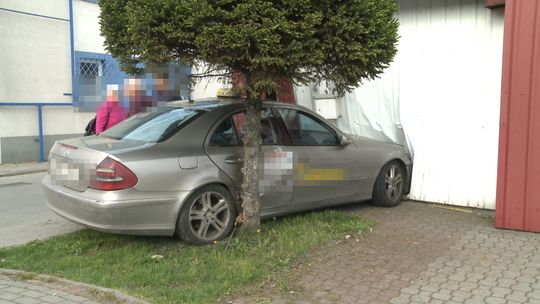 Tarnów. Zderzenie dwóch pojazdów na Hodowlanej, taxi wjechało w budynek