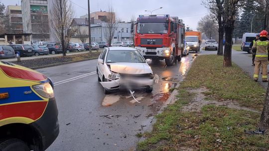 Tarnów. Zderzenie dwóch samochodów osobowych na ul. Klikowskiej. Ulica była zakorkowana!