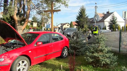 Tarnów. Zderzenie samochodów na Zbylitowskiej. Jeden z nich staranował ogrodzenie i wjechał na posesję