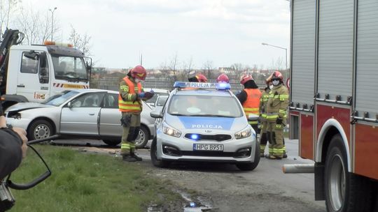 Tarnów. Zderzenie samochodów osobowych z ciężarowym przy ul. Tuchowskiej