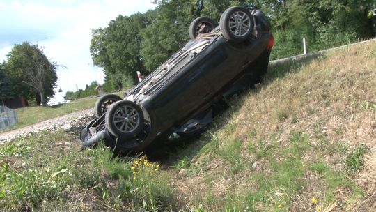 Tarnowiec. Zakończył manewr dachowaniem w rowie