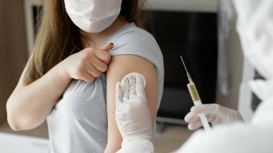 Tempo szczepień zwalnia. Rząd apeluje o pomoc do ważnej instytucji