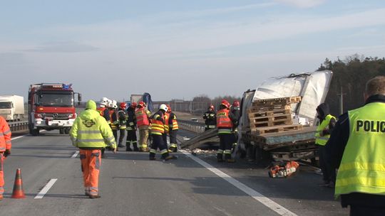 Tir wjechał w dostawczaka przy wymianie koła na A4