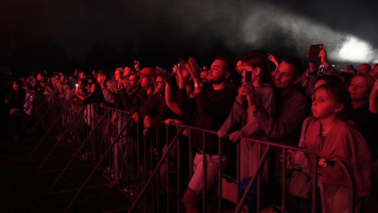 Tłumy na dożynkach gminy Tarnów. Na scenie Edyta Górniak, Liber i InoRos oraz Julia von Stein