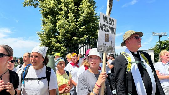 Tłumy pielgrzymów u stóp Maryi – rodziny, małżeństwa i piesze grupy w Tuchowie Tłumy pielgrzymów u stóp Maryi – rodziny, małżeństwa i piesze grupy w Tuchowie