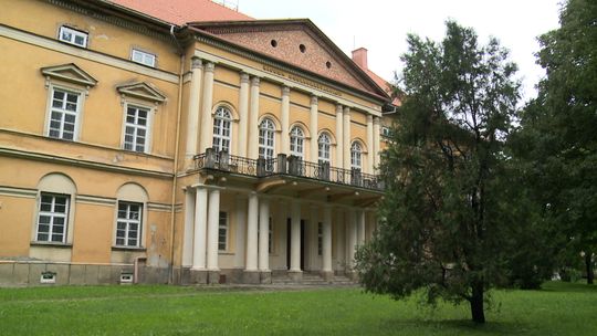 "To jest nieeleganckie" - tak zabiegi gminy Radłów o wystawiony na sprzedaż Pałac Dolańskich komentuje starosta tarnowski. W sprawę zaangażuje się mediator