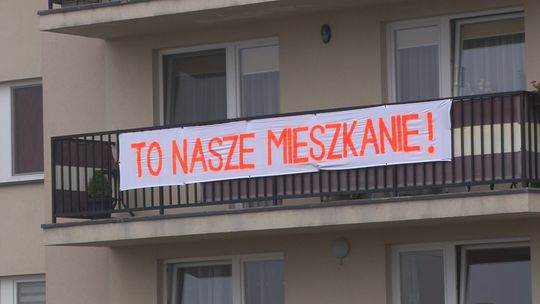 "To nasze mieszkanie!" - Wraca sprawa bloku w Koszycach Wielkich. Mieszkańcy wraz z posłanką Augustyn apelują do ministra Ziobry