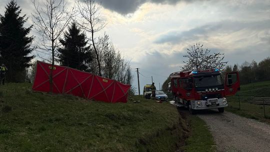 Tragedia podczas prac polowych. Nie żyje 54-letni kierowca ciągnika Tragedia podczas prac polowych. Nie żyje 54-letni kierowca ciągnika