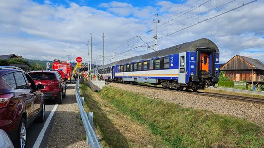 Tragedia w Rabie Wyżnej. 66-letni rowerzysta zginął po zderzeniu z pociągiem. Składem podróżowało około 360 osób