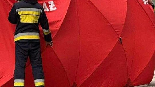 Tragedia we Frydrychowicach. 67-letnia kobieta wpadła do wąskiej studni. Mimo reanimacji zmarła