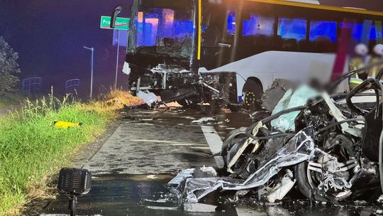 Tragiczna noc pod Krakowem. Samochód osobowy zderzył się z autobusem. Jedna osoba nie żyje