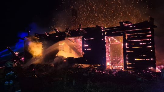 Tragiczny pożar w Dąbrówce Szczepanowskiej. W zgliszczach domu znaleziono dwa ciała a jedna osoba trafiła do szpitala