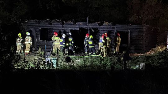 Tragiczny pożar w Dąbrówce Szczepanowskiej. W zgliszczach domu znaleziono dwa ciała a jedna osoba trafiła do szpitala