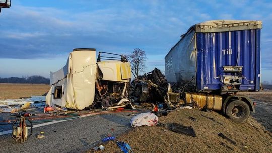 Tragiczny wypadek między Tarnowem a Kielcami. Nie żyje 36-letni kierowca ciężarówki 