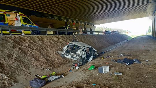 Tragiczny wypadek na autostradzie A4 pod Tarnowem. Jedna osoba nie żyje, dwie zostały ranne
