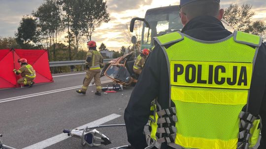 Tragiczny wypadek na DK9 w Kupnie. Opel zderzył się z autobusem, nie żyją dwie kobiety