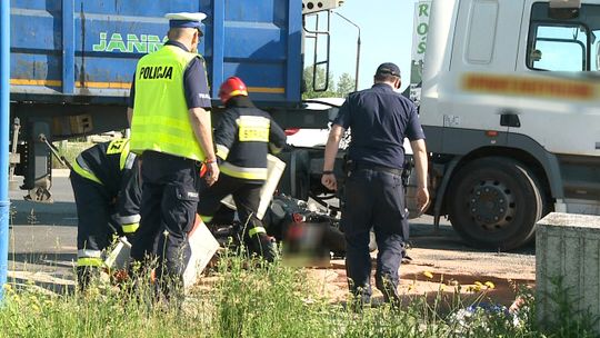 Tragiczny wypadek na ul. Krakowskiej. Nie żyje motocyklista, który zderzył się z ciężarówką