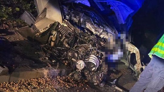 Tragiczny wypadek w Skidziniu. Samochód uderzył w drzewo. Nie żyje 20-letni kierowca