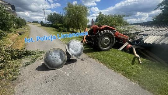 Traktorzysta z rekordowymi promilami zatrzymany po kolizji ciągnika z drzewem Traktorzysta z rekordowymi promilami zatrzymany po kolizji ciągnika z drzewem
