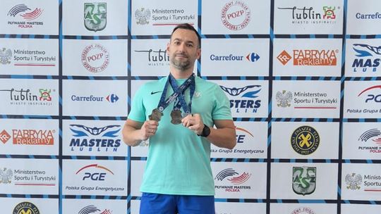 Trener UKS Peyomi Szymon Szwiec podwójnym Mistrzem Polski Masters w pływaniu Trener UKS Peyomi Szymon Szwiec podwójnym Mistrzem Polski Masters w pływaniu