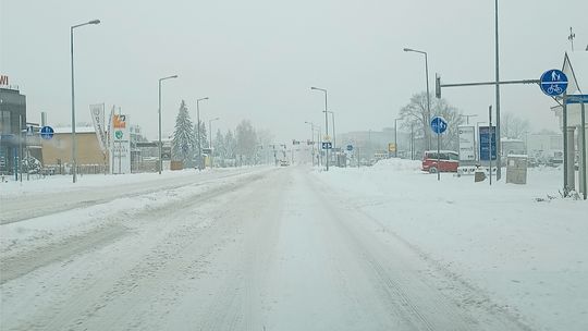 Trudne warunki na drogach. W regionie tarnowskim intensywnie pada śnieg